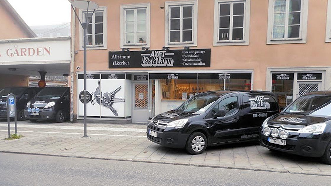 Axet Lås & Larm på Kungsgatan 21 i Örebro, butik och servicebilar